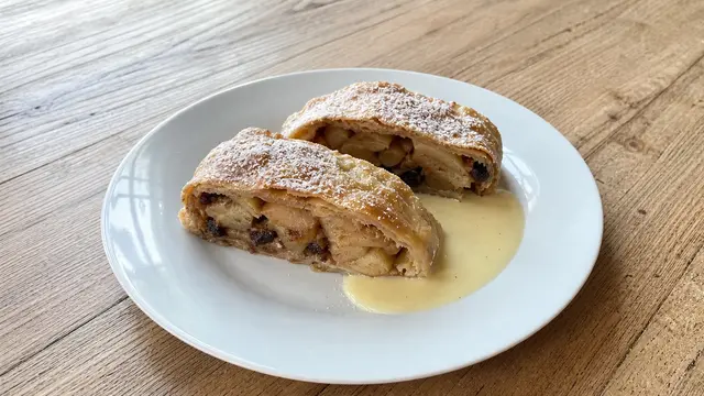 Apfelstrudel auf einem Teller