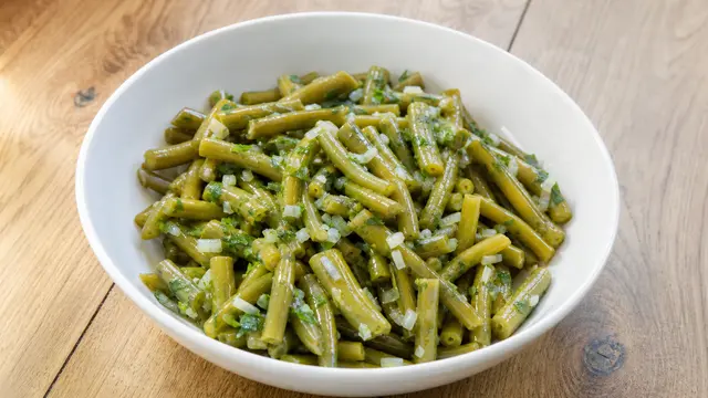 Grüner Bohnensalat auf einem Teller