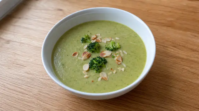 Brokkoli-Cremesuppe auf einem Teller
