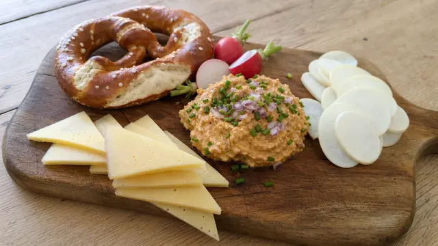 Brotzeit auf einem Teller
