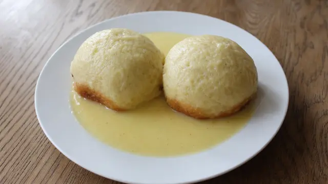 Dampfnudeln mit Vanillesauce auf einem Teller