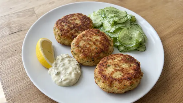 Fischfrikadellen auf einem Teller