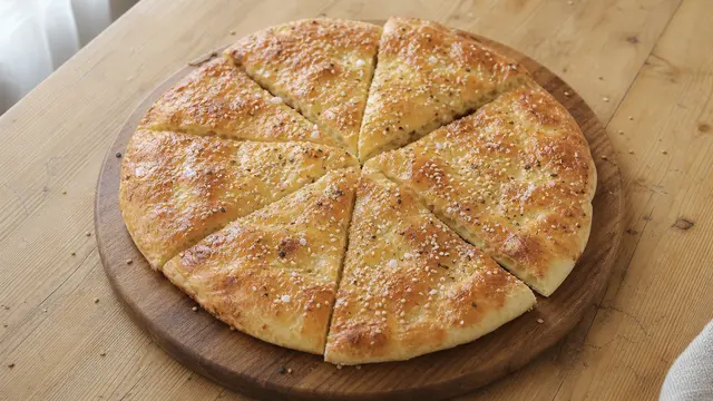 Fladenbrot, aufgebacken auf einem Teller