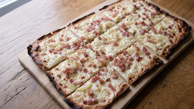 Flammkuchen auf einem Teller
