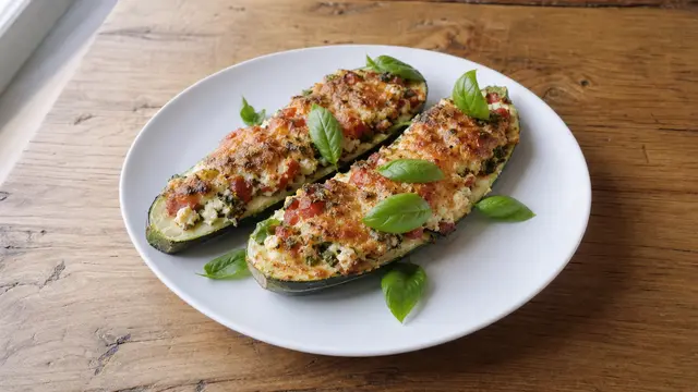 Gefüllte Zucchini mit Feta auf einem Teller
