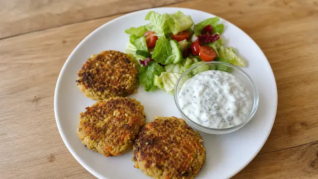 Gemüsebratlinge mit Kräuterquark auf einem Teller