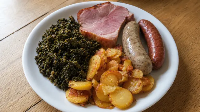 Grünkohl mit Pinkel auf einem Teller