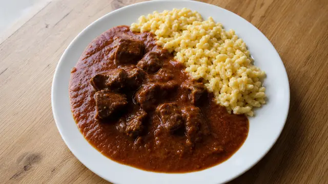 Rindergulasch auf einem Teller
