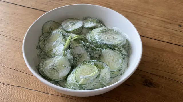 Gurkensalat mit Dill auf einem Teller
