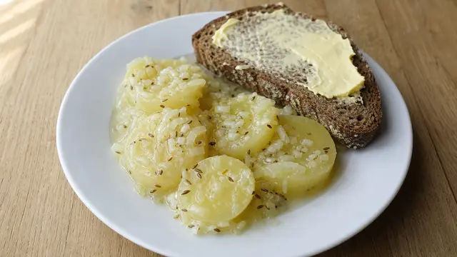 Handkäse mit Musik auf einem Teller