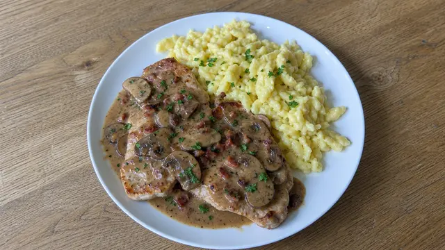 Jägerschnitzel auf einem Teller