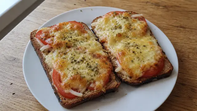 Überbackenes Käsebrot auf einem Teller