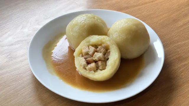 Kartoffelklöße auf einem Teller
