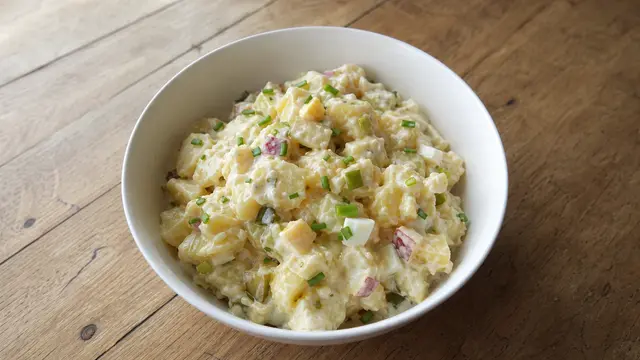 Kartoffelsalat mit Mayonnaise auf einem Teller