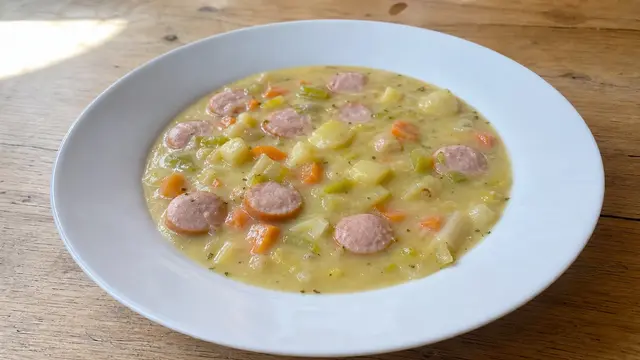 Kartoffelsuppe mit Würstchen auf einem Teller