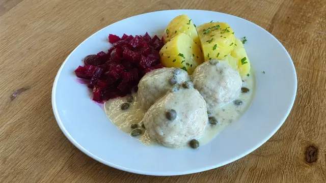 Königsberger Klopse auf einem Teller