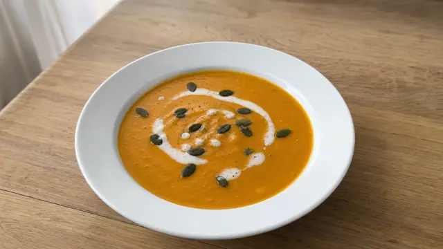 Kürbissuppe auf einem Teller