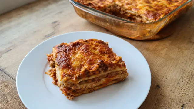 Lasagne auf einem Teller