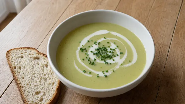 Lauch-Kartoffel-Suppe auf einem Teller