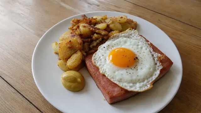 Leberkäse mit Spiegelei auf einem Teller