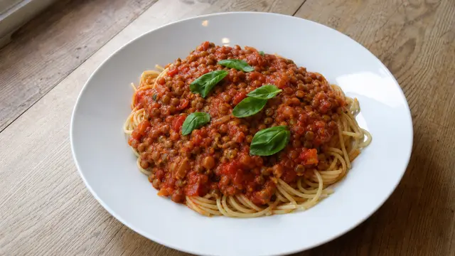 Linsen-Bolognese auf einem Teller