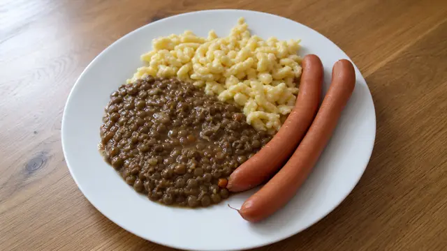 Linsen mit Spätzle und Saitenwürstle auf einem Teller