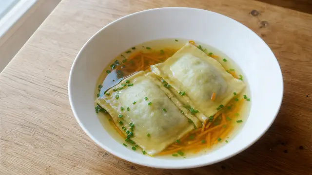 Maultaschen in der Brühe auf einem Teller