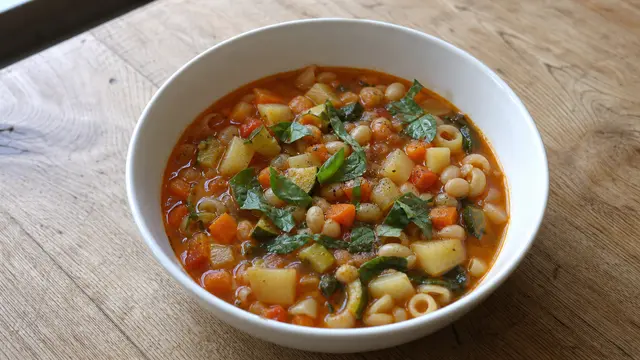 Minestrone auf einem Teller