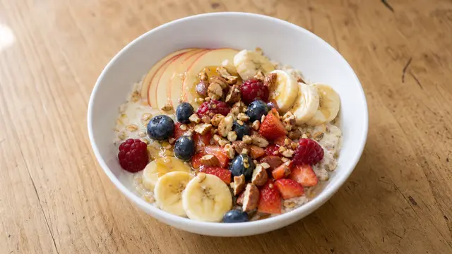 Müsli mit frischem Obst auf einem Teller