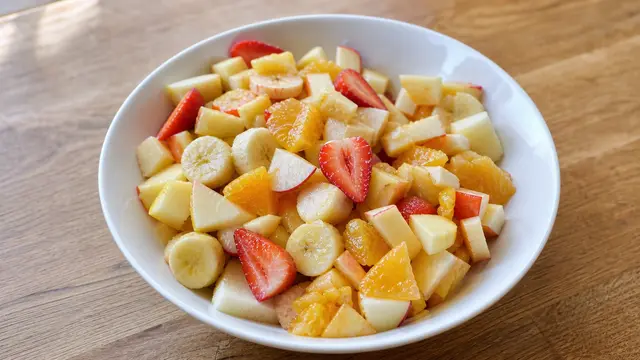 Obstsalat auf einem Teller