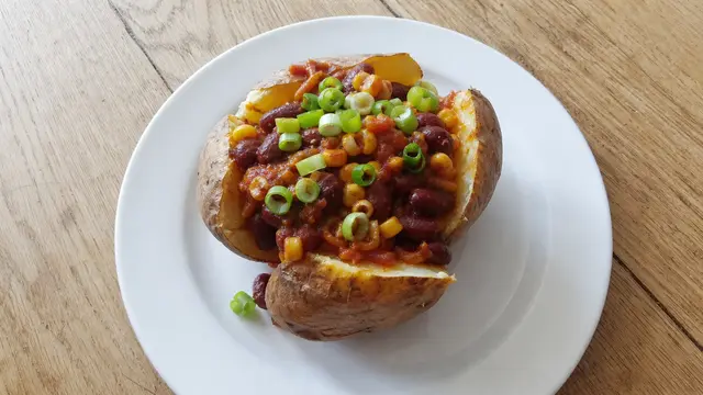 Ofenkartoffeln mit Bohnen-Chili auf einem Teller