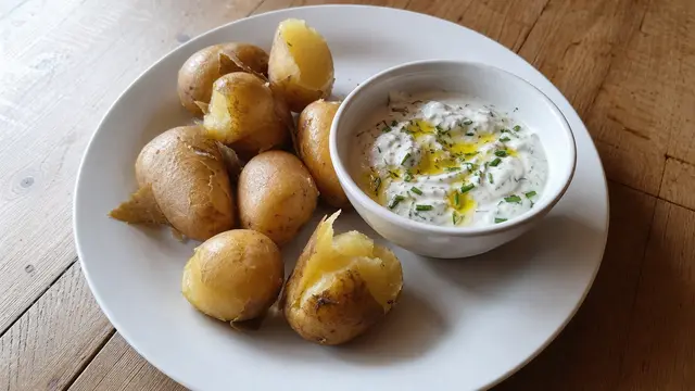 Pellkartoffeln mit Kräuterquark auf einem Teller