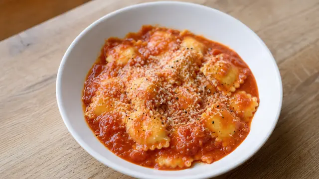 Ravioli aus der Dose auf einem Teller