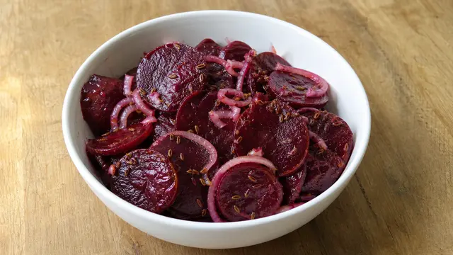Rote-Bete-Salat auf einem Teller