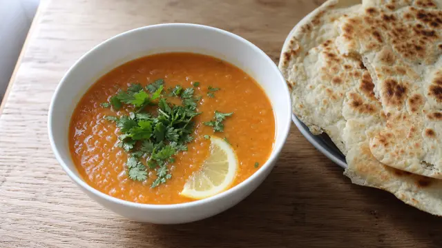 Rote-Linsen-Suppe auf einem Teller