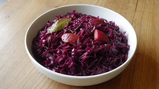 Rotkohl mit Apfel auf einem Teller