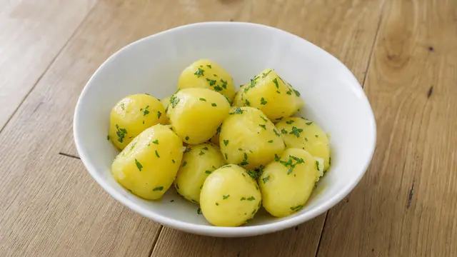 Salzkartoffeln mit Petersilie auf einem Teller
