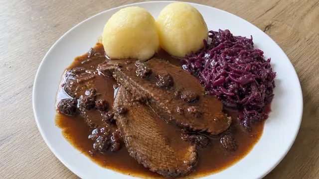 Rheinischer Sauerbraten auf einem Teller