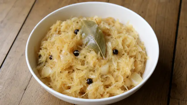 Sauerkraut, geschmort auf einem Teller