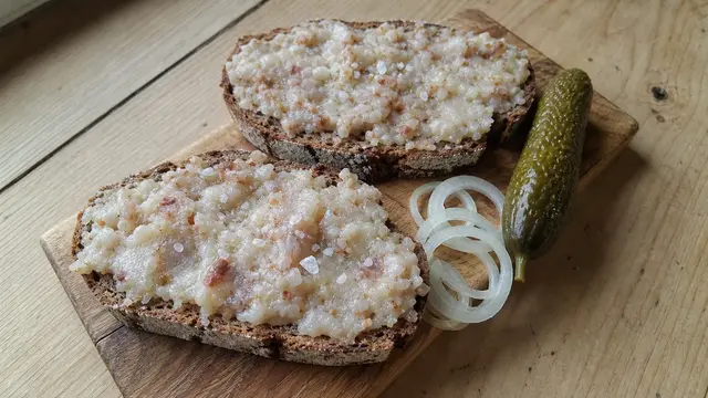 Schmalzbrot mit Gurke auf einem Teller
