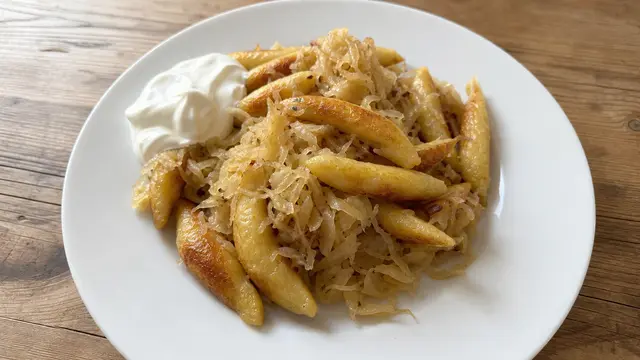 Schupfnudeln mit Sauerkraut auf einem Teller