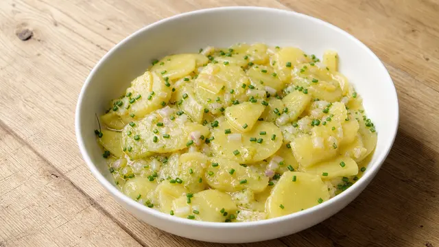 Schwäbischer Kartoffelsalat auf einem Teller