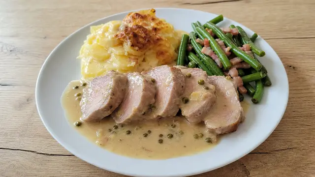 Schweinefilet in Pfeffer-Rahmsauce auf einem Teller