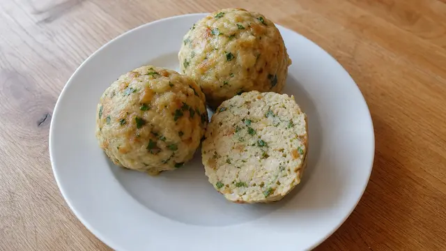 Semmelknödel auf einem Teller