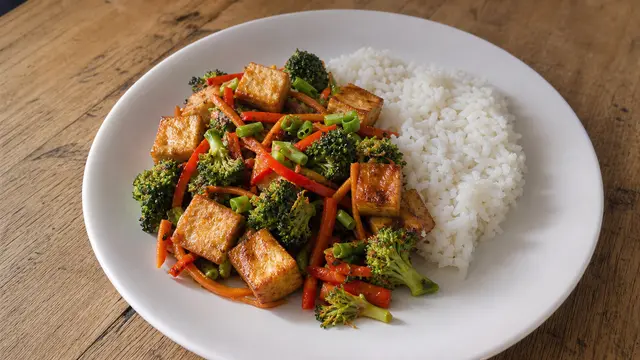 Tofu-Gemüsepfanne auf einem Teller