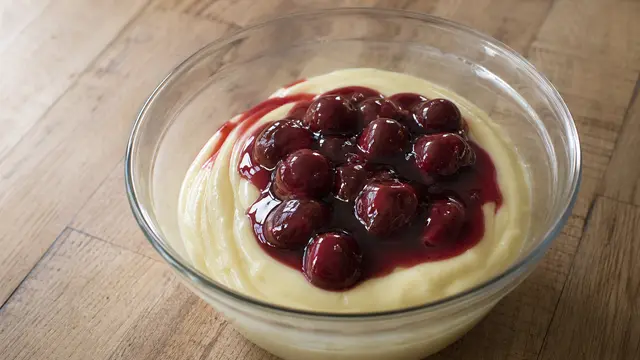 Vanillepudding mit Kirschen auf einem Teller