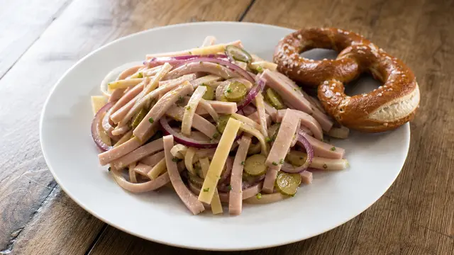 Schweizer Wurstsalat auf einem Teller